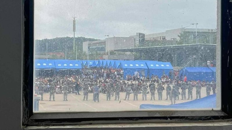 တရုတ်နိုင်ငံ မိန်းတိန်မြို့ရှိ ယာယီစခန်းတွင် စားစရာနှင့်ရေရရန် တောင်းဆိုနေသည့် မြန်မာစစ်ဘေးဒုက္ခသည်များကို ၂၀၂၃ ခုနှစ် နိုဝင်ဘာလ ၂ ရက်နေ့က တရုတ်အာဏာပိုင်များ လာရောက်ကြည့်ရှုနေစဉ်။ (Photo: Citizen Journalist)