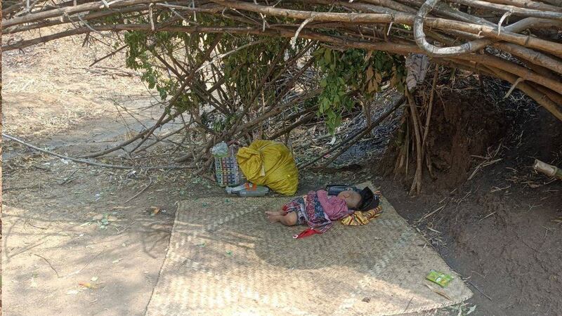 စစ်ကိုင်းတိုင်း၊ ကန့်ဘလူမြို့နယ်၊ ပဇီကြီးရွာကို စစ်ကောင်စီတပ် ထိုးစစ်ဆင်နေသောကြောင့် ထွက်ပြေးနေရသည့် ကလေးငယ်တစ်ဦးအား ၂၀၂၃ ခုနှစ်၊ ဧပြီလ ၁၈ ရက်နေ့က တွေ့ရစဉ်။ (Photo: Citizen Journalist)