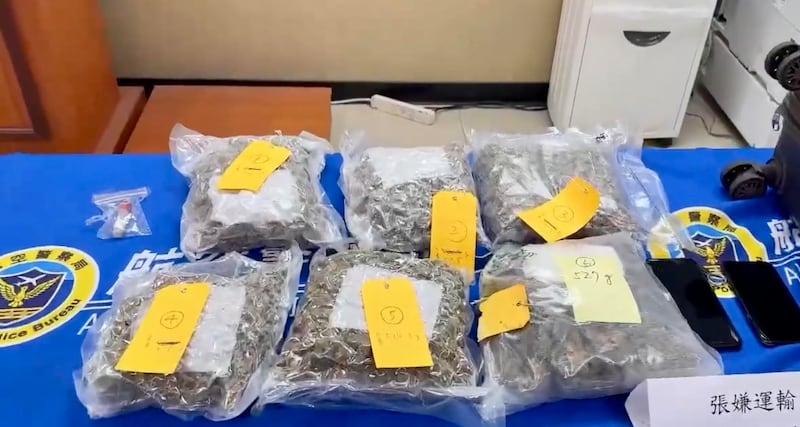 警方在張男行李中檢獲逾3公斤大麻花,估計市值600萬元新台幣。