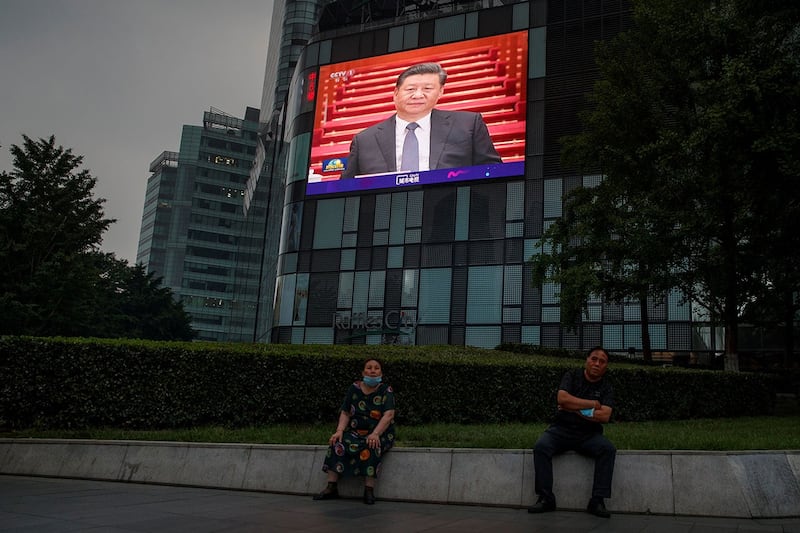 2020年5月21日，北京，一家百货公司的屏幕上播放着习近平出席中国政协会开幕式的画面。（路透社）