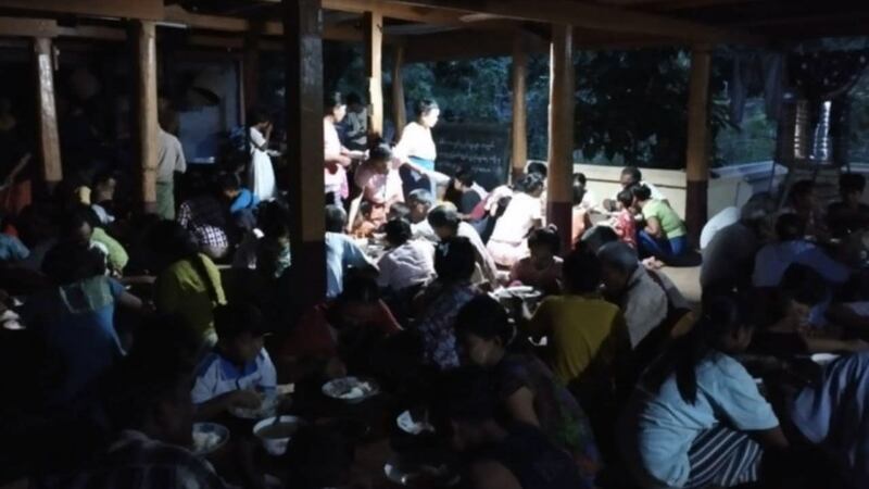 မကွေးတိုင်း၊ ပခုက္ကူမြို့နယ်မှ စစ်ဘေးဒုက္ခသည်များအား ၂ဝ၂၄ ခုနှစ်၊ အောက်တိုဘာလ ၂၈ ရက်နေ့က တွေ့ရစဉ်။ (Photo: Facebook/ Pakokku People's Revolution Committee)