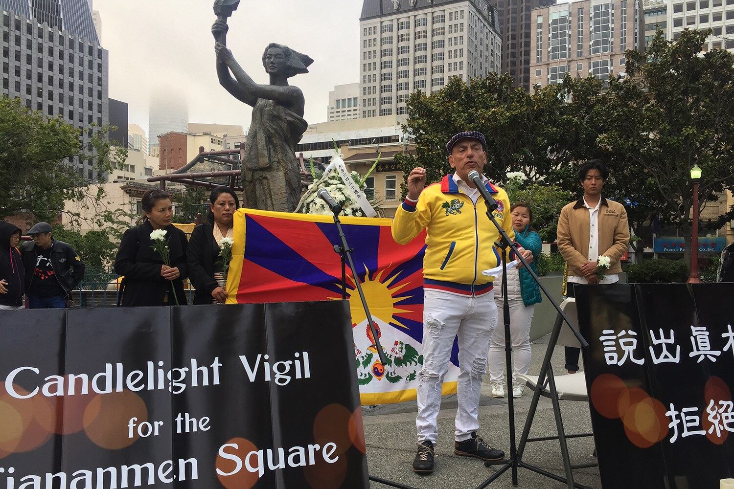 པེ་ཅིན་གནམ་བདེ་སྒོ་མོ་ཆེའི་དྲུག་བཞིའི་དོན་རྐྱེན་གྱི་སློབ་ཕྲུག་འགོ་ཁྲིད་ཛའོ་ཀྲང་ཆིང་གིས་༧གོང་ས་༧སྐྱབས་མགོན་ཆེན་པོ་མཆོག་ལ་དགའ་མོས་ཞུ་གི་ཡོད་པ་གསུངས་པ།