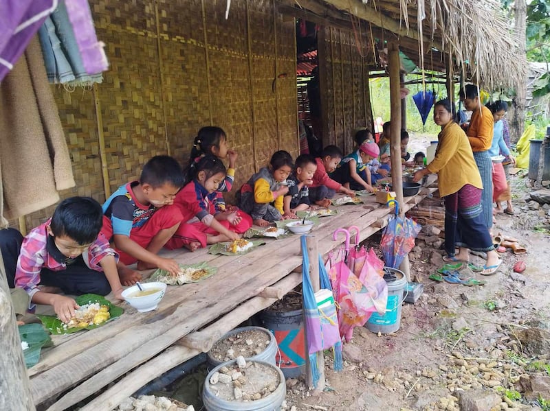 ကရင်နီစစ်ဘေးဒုက္ခသည်စခန်းတစ်ခုမှ ကလေးငယ်များအား ၂ဝ၂၃ ခုနှစ် အောက်တိုဘာလအတွင်းက တွေ့ရစဉ်။ (ဓာတ်ပုံ - ကရင်နီပြည် စစ်ဘေးရှောင် ကူညီစောင့်ရှောက်ရေးကွန်ရက်)
