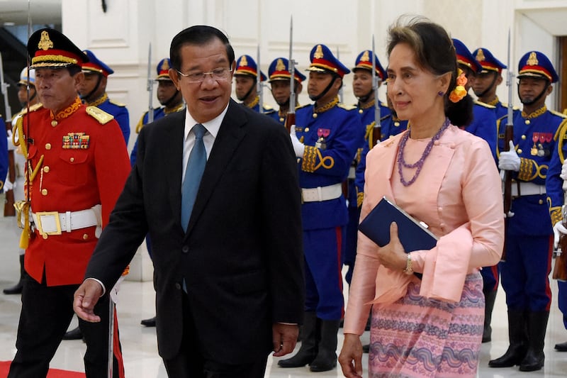 နိုင်ငံတော်အတိုင်ပင်ခံပုဂ္ဂိုလ် ဒေါ်အောင်ဆန်းစုကြည်နှင့် ကမ္ဘောဒီးယားဝန်ကြီးချုပ်ဟောင်း ဟွန်ဆန်တို့ ၂ဝ၁၉ ခုနှစ် ဧပြီလ ၃ဝ ရက်နေ့က ဖနွမ်းပင်မြို့တွင် တွေ့ဆုံစဉ်။ (Photo: AFP)