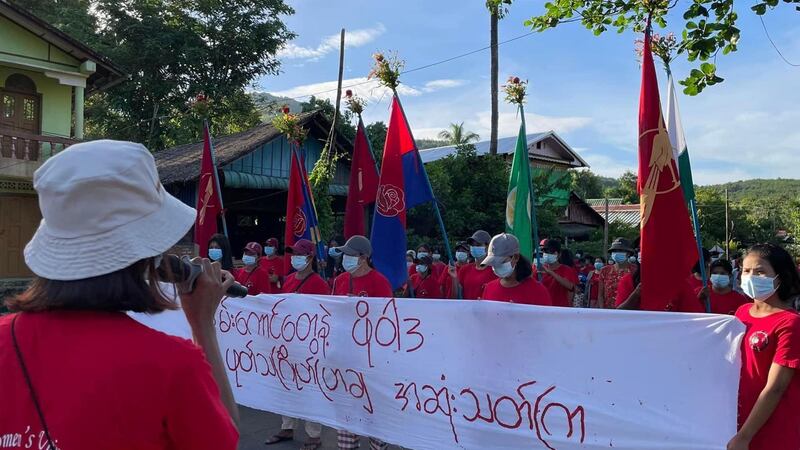 ထားဝယ်မြို့တွင် ပြုလုပ်ခဲ့သည့် အမျိုးသမီးလှုပ်ရှားမှု သပိတ်စစ်ကြောင်းအား ၂၀၂၃ ခုနှစ်၊ နိုဝင်ဘာလ ၂၅ ရက်နေ့ကတွေ့ရစဉ်။ (Photo: Rosy Women's Union - Dawei)
