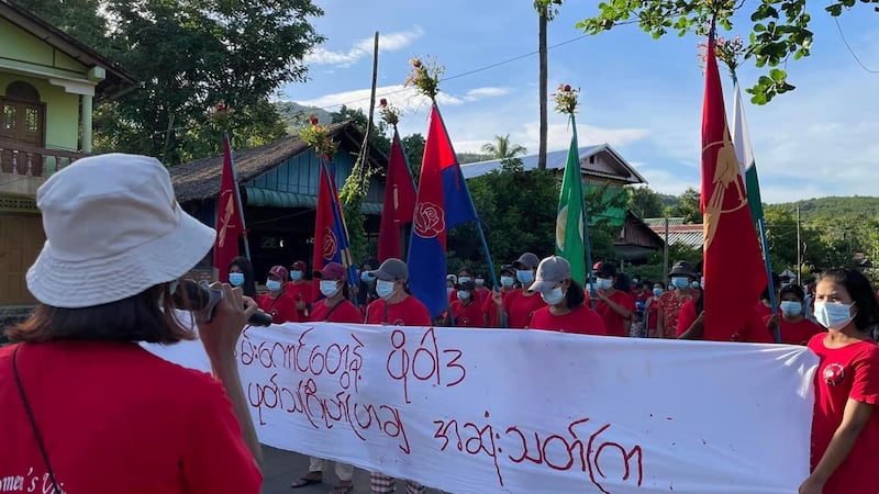 ထားဝယ်မြို့တွင် ပြုလုပ်ခဲ့သည့် အမျိုးသမီးလှုပ်ရှားမှု သပိတ်စစ်ကြောင်းအား ၂၀၂၃ ခုနှစ်၊ နိုဝင်ဘာလ ၂၅ ရက်နေ့ကတွေ့ရစဉ်။ (Photo: Rosy Women's Union - Dawei)