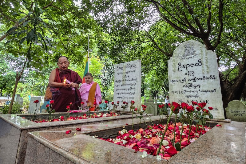 အာဇာနည်ခေါင်းဆောင် ဝန်ကြီးဦးရာဇတ်နဲ့ ရဲဘော်ကိုထွေးတို့ အုတ်ဂူမှာ ၂၀၂၃ ခုနှစ် ဇူလိုင် ၁၉ ရက်နေ့က လာရောက် ဂါရ၀ပြုတဲ့ သံဃာတော်တစ်ပါးနဲ့ သီလရှင်တစ်ပါးကို တွေ့ရစဉ်။ (Photo : RFA)