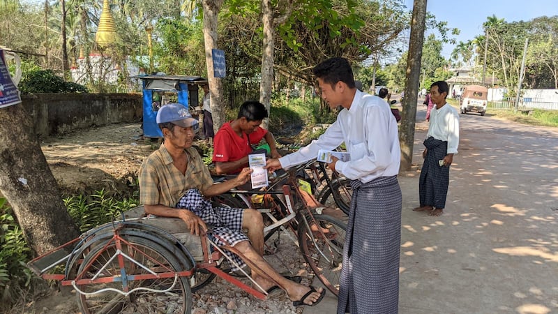 ဧရာဝတီတိုင်း၊ ဝါးခယ်မမြို့နယ်အတွင်းရှိ ပြည်သူများအား ပြည်သူ့စစ်မှုထမ်း ဥပဒေနှင့် ပတ်သက်သည့် လက်ကမ်းစာစောင်များအား လိုက်လံဝေငှနေသည်ကို ၂၀၂၄ ခုနှစ် ဖေဖော်ဝါရီလ ၂၉ ရက်နေ့က တွေ့ရစဉ်။ (Photo: MOI)
