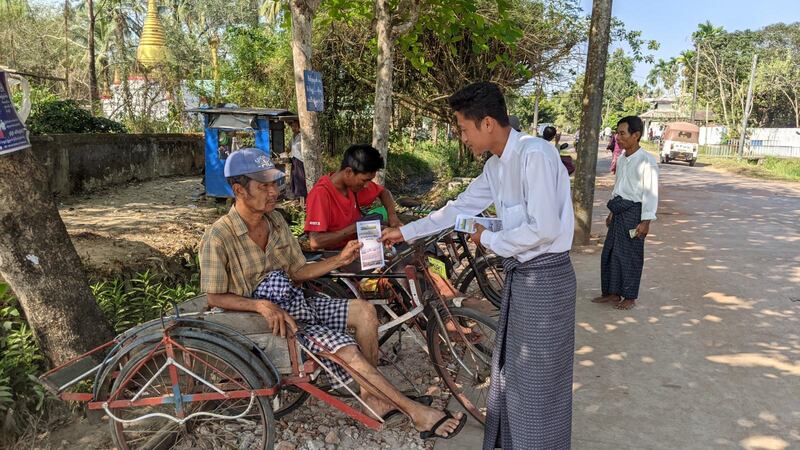 ဧရာဝတီတိုင်း၊ ဝါးခယ်မမြို့နယ်အတွင်းရှိ ပြည်သူများအား ပြည်သူ့စစ်မှုထမ်း ဥပဒေနှင့် ပတ်သက်သည့် လက်ကမ်းစာစောင်များအား လိုက်လံဝေငှနေသည်ကို ၂၀၂၄ ခုနှစ် ဖေဖော်ဝါရီလ ၂၉ ရက်နေ့က တွေ့ရစဉ်။ (Photo: MOI)