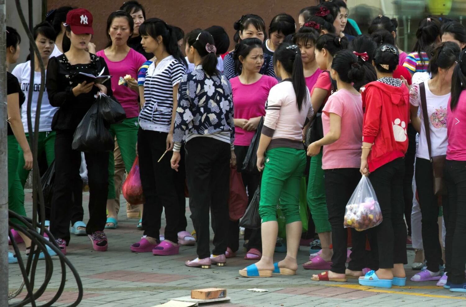 중국 지린성 훈춘시의  홍차오즈이 의류공장에서 일하는 북한 노동자들이 시장에서 쇼핑을 마친 후 모여 있다.