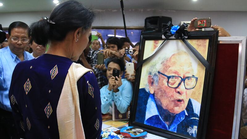 ၂၀၁၅ ခုနှစ် ဧပြီလ ၂၁ ရက်နေ့ သတင်းစာဆရာကြီး ဟံသာဝတီ ဦးဝင်းတင် ကွယ်လွန်ခြင်း တစ်နှစ်ပြည့် အခမ်းအနားမှာ ဒေါ်အောင်ဆန်းစုကြည်ကို တွေ့ရစဥ် (Photo: RFA)