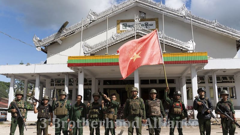 ရှမ်းပြည်နယ်မြောက်ပိုင်း လားရှိုးမြို့ မြို့တော်ခန်းမရှေ့တွင် ကိုးကန့်တပ်မတော် (MNDAA) တပ်ဖွဲ့ဝင်များအား ၂၀၂၄ ခုနှစ် ဇူလိုင်လ ၂၅ ရက်နေ့က တွေ့ရစဉ်။ (Photo: 3 Brotherhood Alliance)