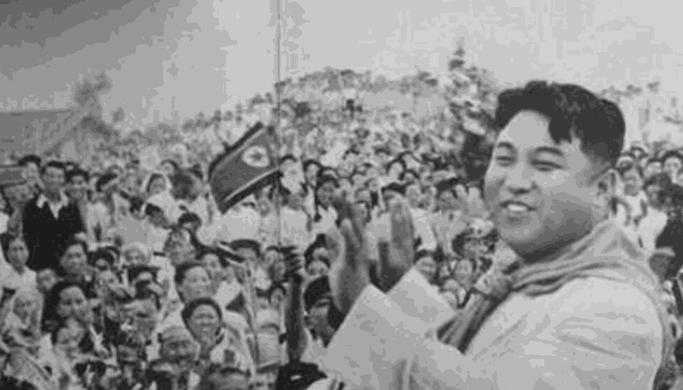 1994년 7월 평남 문덕군에서 군중들의 환호에 답례를 보내는 김일성 주석.