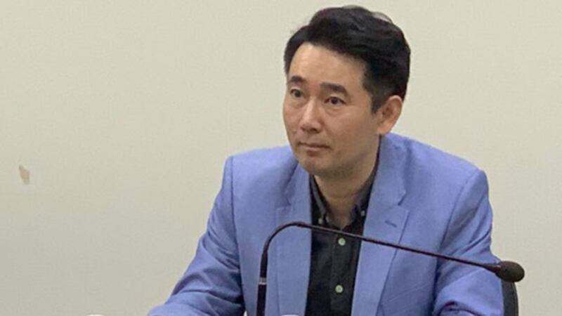 韩国瑜竞选办公室国际小组召集人黄奎博分析外媒关注的议题。(记者 黄春梅摄)