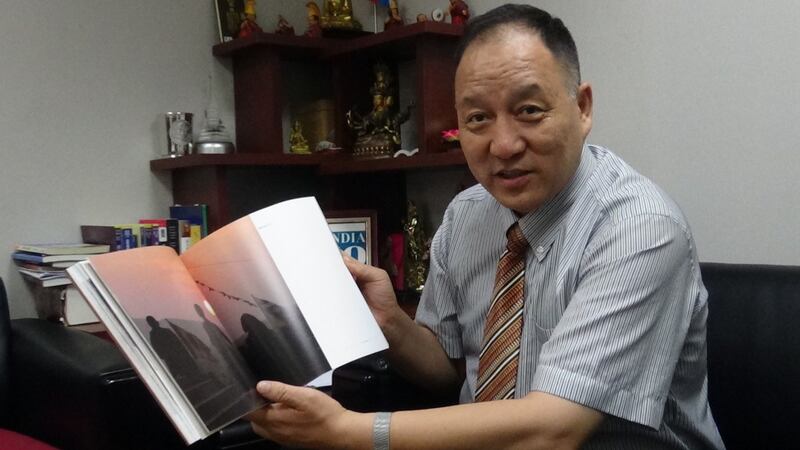 藏人行政中央驻台代表达瓦才仁谈已故摄影记者郑履中摄影作品集结《看见达赖喇嘛:追随尊者的脚步》。(记者夏小华摄)