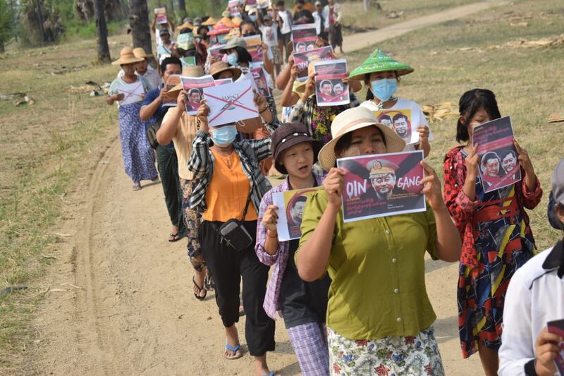 စစ်ကောင်စီအား ထောက်ခံနေသည့် တရုတ်အစိုးရကို ဆန့်ကျင်ကြောင်း ယင်းမာပင်၊ ဆားလင်းကြီး ရွာပေါင်းစုံ သပိတ်စစ်ကြောင်း ၂၀၂၃ ခုနှစ် မေလ ၈ ရက်နေ့က ဆန္ဒပြခဲ့စဉ်။ (Photo: Citizen Journalist)