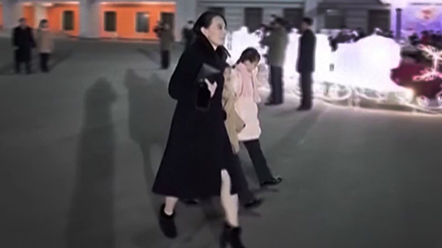 새해 신년 경축 공연 영상에서 포착된 김여정 노동당 부부장이 남자아이, 여자아이와 함께 나타났다.