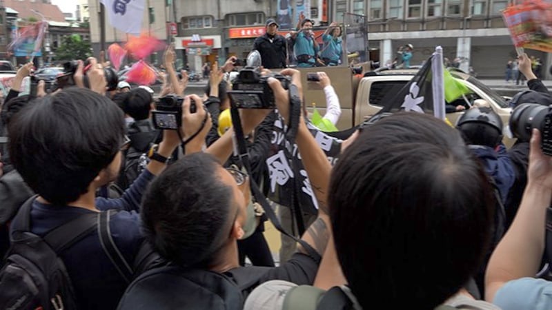 香港人在台北街头向蔡英文车队表示支持(记者陈明忠摄)