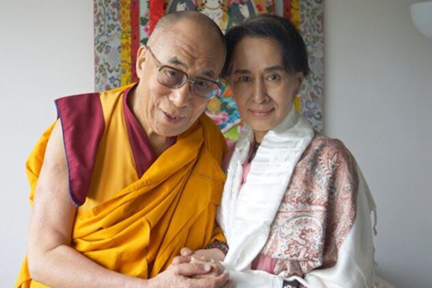 ༸གོང་ས་༸སྐྱབས་མགོན་ཆེན་པོ་མཆོག་དང་ཨང་སན་སུ་ཀི་བར་མཇལ་འཕྲད་མཛད་ཡོད་པ།
