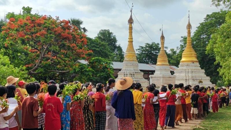 စစ်ကိုင်းတိုင်း၊ ခင်ဦးမြို့နယ်မှာ ၂၀၂၃ ခုနှစ်၊ ဇွန်လ ၁၉ ရက်နေ့ ဒေါ်အောင်ဆန်းစုကြည်ရဲ့ ၇၈ နှစ်ပြည့်မွေးနေ့အထိမ်းအမှတ် ပန်းသပိတ်ပြုလုပ်ခဲ့ကြစဉ်။ (ဓာတ်ပုံ - ကိုလူချော)