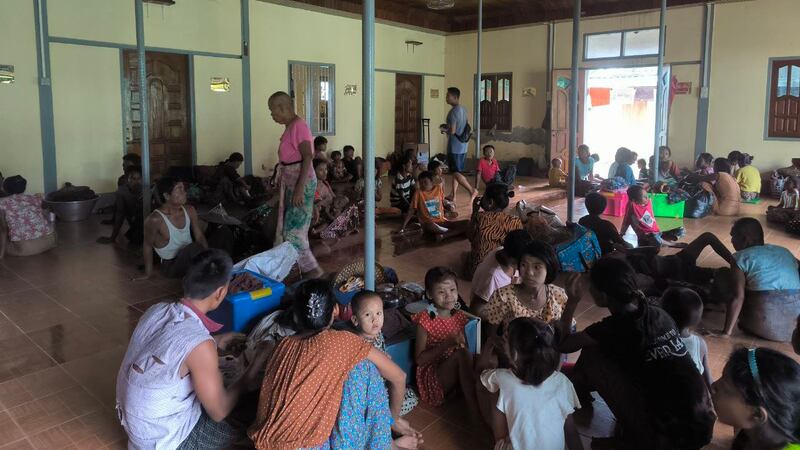 ရခိုင်ပြည်နယ် သံတွဲမြို့နယ်အတွင်းက စစ်ဘေးဒုက္ခသည်များအား ၂၀၂၄ ခုနှစ် ဇွန်လ ၁၅ ရက်နေ့က တွေ့ရစဉ်။ (Photo: Dwarawaddy-Sandoway)