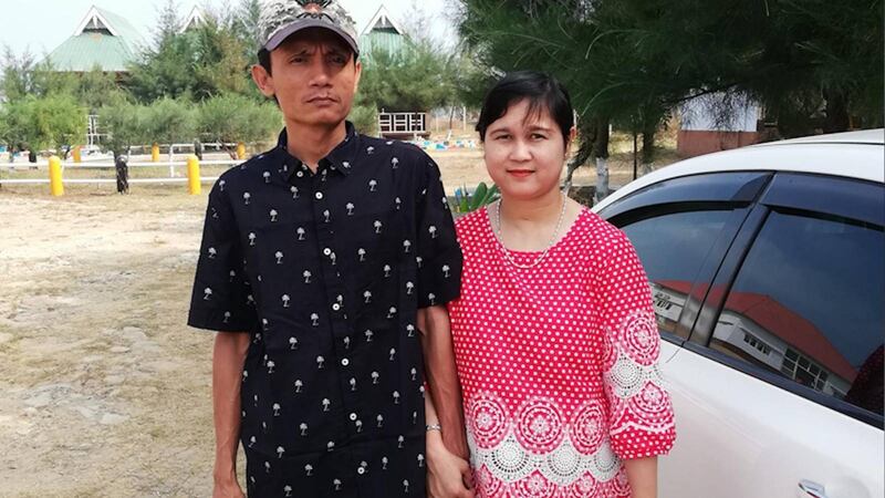 နိုင်ငံရေးအကျဥ်းသား ဦးကျော်လှမိုးနှင့် ဇနီး ဒေါ်လုံမငြိမ်းချမ်း တို့ကို တွေ့ရစဥ်