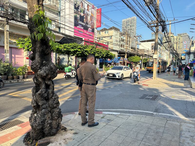 2025年1月11日,警察站在泰国曼谷移民局移民拘留中心外,该中心关押维吾尔族拘留者。