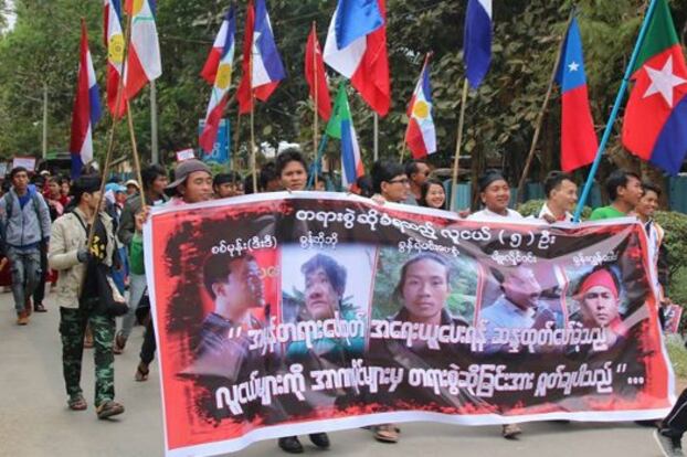 တရားစွဲဖမ်းဆီးခံထားရတဲ့ ကရင်နီပြည်လူငယ် ၅ ဦးအရေး လွိုင်ကော်မြို့မှာ ၂ဝ၁၈ ခုနှစ် ဇန်နဝါရီလ ၅ ရက်နေ့က ဆန္ဒပြခဲ့စဉ်