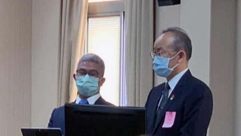 台湾外交部次长徐斯俭、国际组织司司长陈龙锦(图右)回应台湾参与WHA可能性不大。(记者 黄春梅摄)