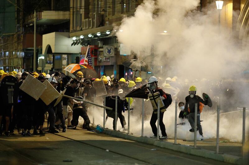 2019年7月21日,香港警察向反送中示威者喷射催泪瓦斯。(路透社)