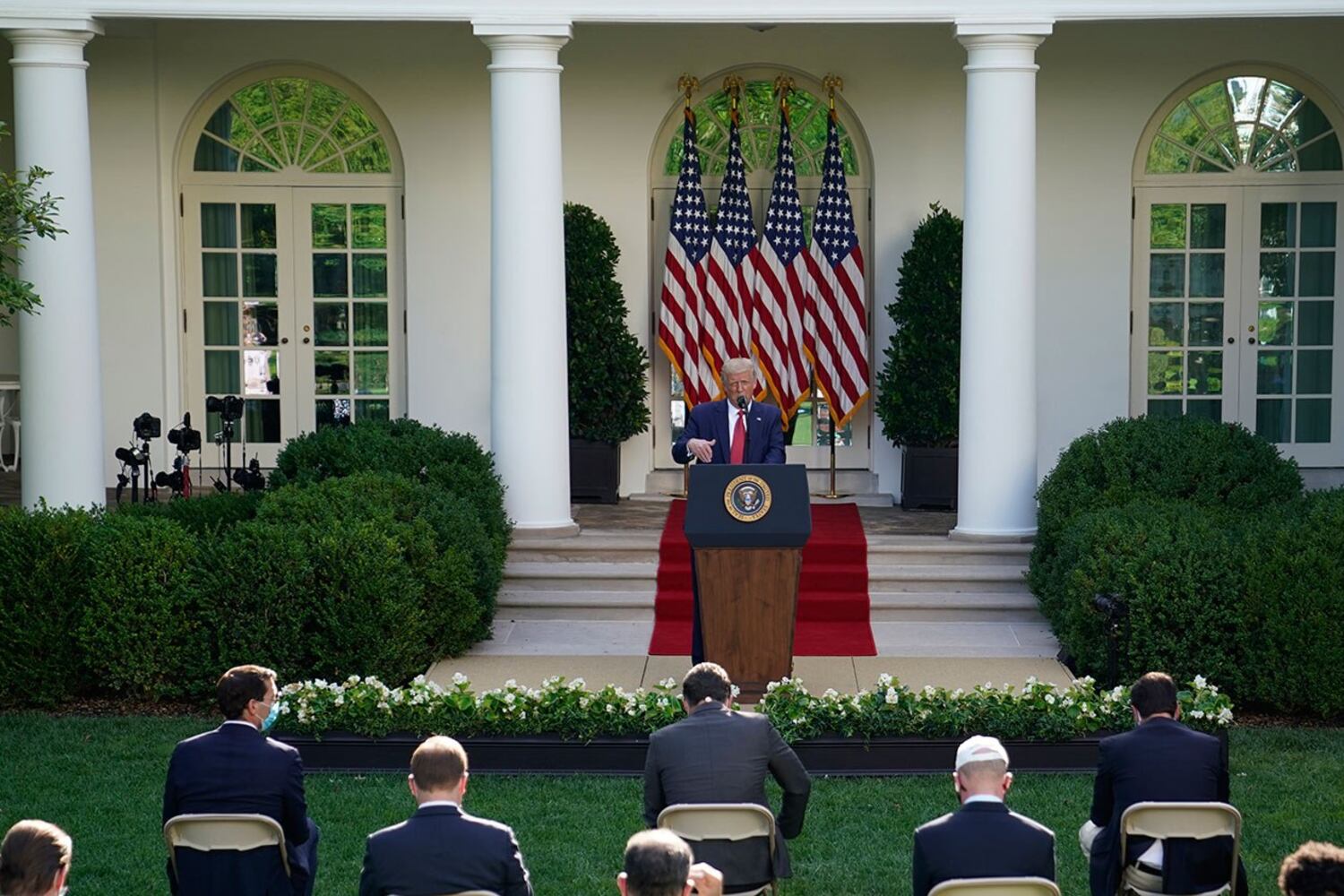ཨ་མི་རི་ཀའི་སྲིད་འཛིན་(Trump)་ལགས་ཕོ་བྲང་དཀར་པོའི་ནང་། ༢༠༢༠།༧།༡༤
