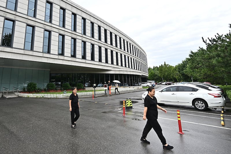 2024年8月26日,人们走过位于北京的 IBM 中国系统中心大楼。(法新社)