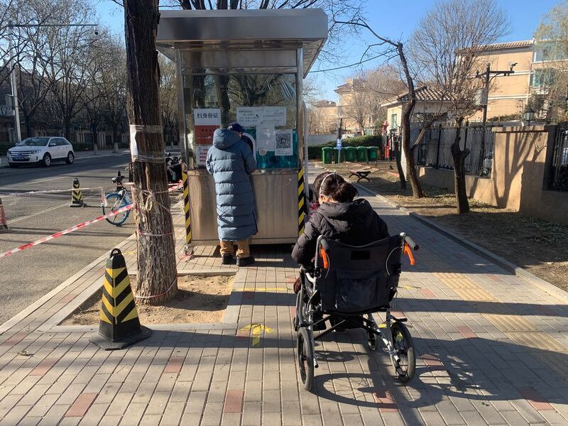 北京市朝阳区一居民坐着轮椅等待核酸筛查(网上截图/古亭提供)