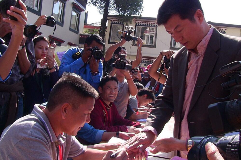 ལས་ཐོག་སྲིད་སྐྱོང་བློ་བཟང་སེང་གེ་མཆོག་གིས་འོས་ཤོག་བླུགས་གནང་བཞིན་པ། ༢༠༡༥།༡༠།༡༨