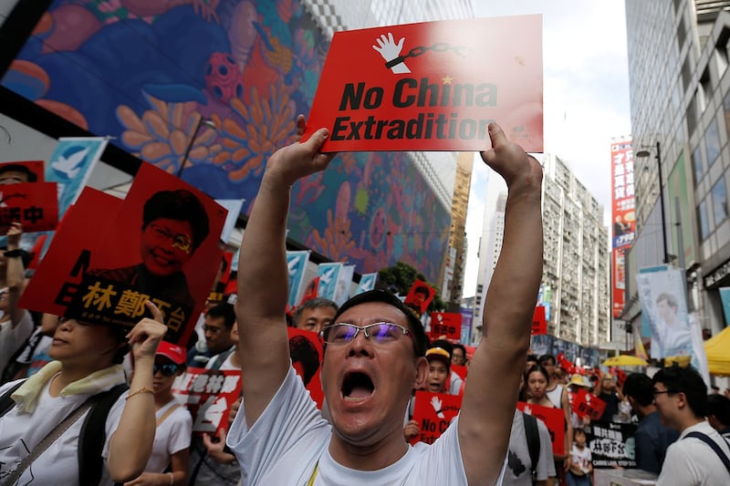2019年6月9日,香港百万人游行反对特区政府修订《逃犯条例》,示威群众手持着标语“不要引渡到中国”。(路透社)
