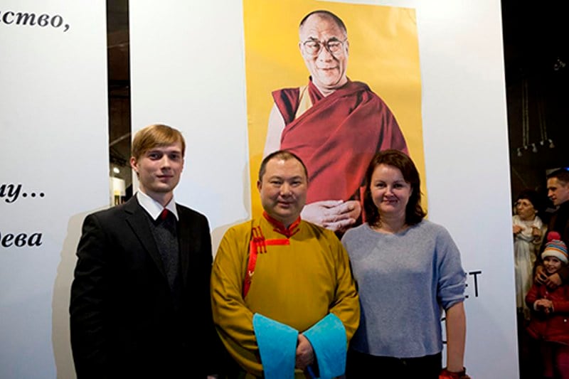 རུ་སོག་སྐུ་ཚབ་དོན་གཅོད་མཆོག་གིས་ཡུཀ་རེན་ནང་༧གོང་ས་མཆོག་གི་ཐུགས་བསྐྱེད་དམ་བཅའ་གསུམ་གྱི་ཐོག་གསུང་བཤད་གནང་སྐབས། ༢༠༡༦།༡༡།༢