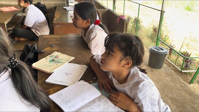 ထိုင်း- မြန်မာနယ်စပ် ဖုတ်ဖရမြို့နယ်ရှိ ဆူကိုထိုင်း မြန်မာရွှေ့ပြောင်းကျောင်းတွင် စာသင်ကြားနေသည့် မြန်မာကလေးငယ်တစ်ဦး။ (Photo: RFA)