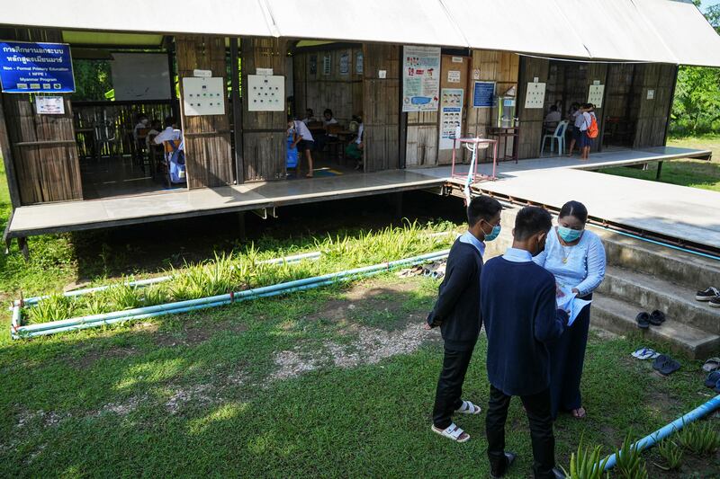 မဲဆောက်မြို့ "သုခဟံသာကျောင်း" တွင် မြန်မာကလေးသူငယ်များနှင့် ဆရာမတစ်ဦးကို ၂၀၂၂ ဇွန်လ ၁ ရက်နေ့က တွေ့ရစဉ်။ (Photo: Suntorn Chongcharoen/BenarNews)