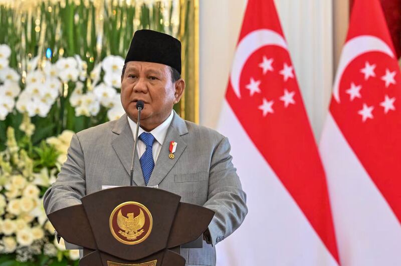 ၂၀၂၄ ခုနှစ် နိုဝင်ဘာ ၆ ရက်က ဂျကာတာမြို့ရှိ သမ္မတနန်းတော်တွင် ကျင်းပသော သတင်းစာရှင်းလင်းပွဲတစ်ခု၌ အင်ဒိုနီရှားသမ္မတ Prabowo Subianto ကို တွေ့ရစဉ်။