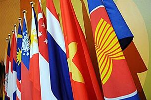 အရှေ့တောင် အာရှနိုင်ငံများ အဖွဲ့ (အာဆီယံ) အစည်းအဝေးတခုတွင် အာဆီယံ၏ အလံ (ယာအစွန်) နှင့် အဖွဲ့ဝင် နိုင်ငံများ၏ အလံကို စိုက်ထူထားပုံ ဖြစ်ပါသည်။ (Photo: AFP)