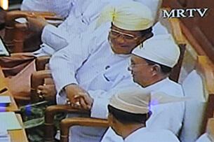 နေပြည်တော်တွင် ၂၀၁၁ ခုနှစ် ဖေဖော်ဝါရီ ၄ ရက်နေ့က ကျင်းပသည့် ပြည်ထောင်စု လွှတ်တော် အစည်းအဝေးတွင် သမ္မတအဖြစ် ရွေးချယ်တင်မြှောက်ခံရသော ဦးသိန်းစိန် (အလယ်) ကို လွှတ်တော်ကိုယ်စားလှယ် တဦးက ချီးကျူးဂုဏ်ပြုနေပုံ ဖြစ်ပါသည်။ (Photo: AFP / MRTV)