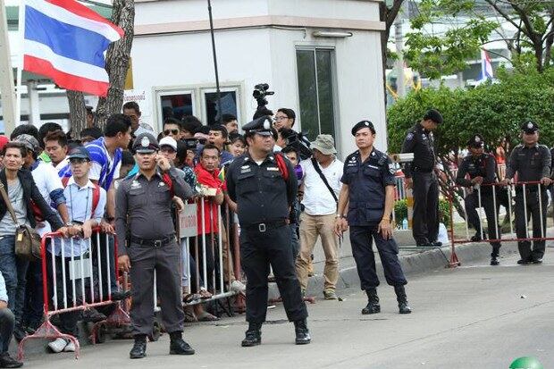မဟာချိုင်မြို့မှာ ထိုင်းနိုင်ငံရောက် မြန်မာအလုပ်သမားတွေကို တွေ့ရစဉ်