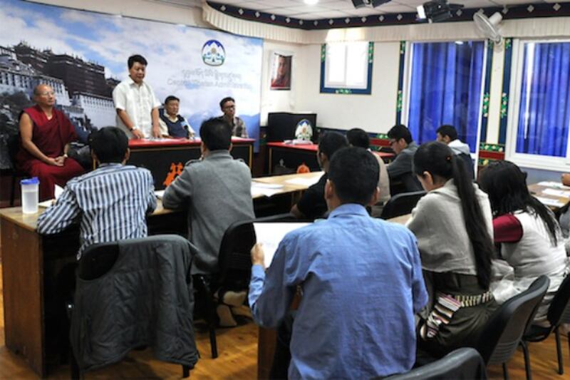 ཕྱི་དྲིལ་ལས་ཁུངས་ཀྱི་བརྒྱུད་ལམ་ཁག་གི་ལས་བྱེད་ཚོར་ཟབ་སྦྱོང་གནང་བཞིན་པ། ༢༠༡༥།༨།༡༧