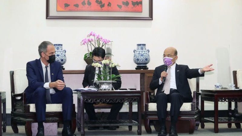 欧洲议会访问团一行人3日抵台首日即拜会台湾行政院长苏贞昌(右),左为团长古斯曼。(行政院提供)