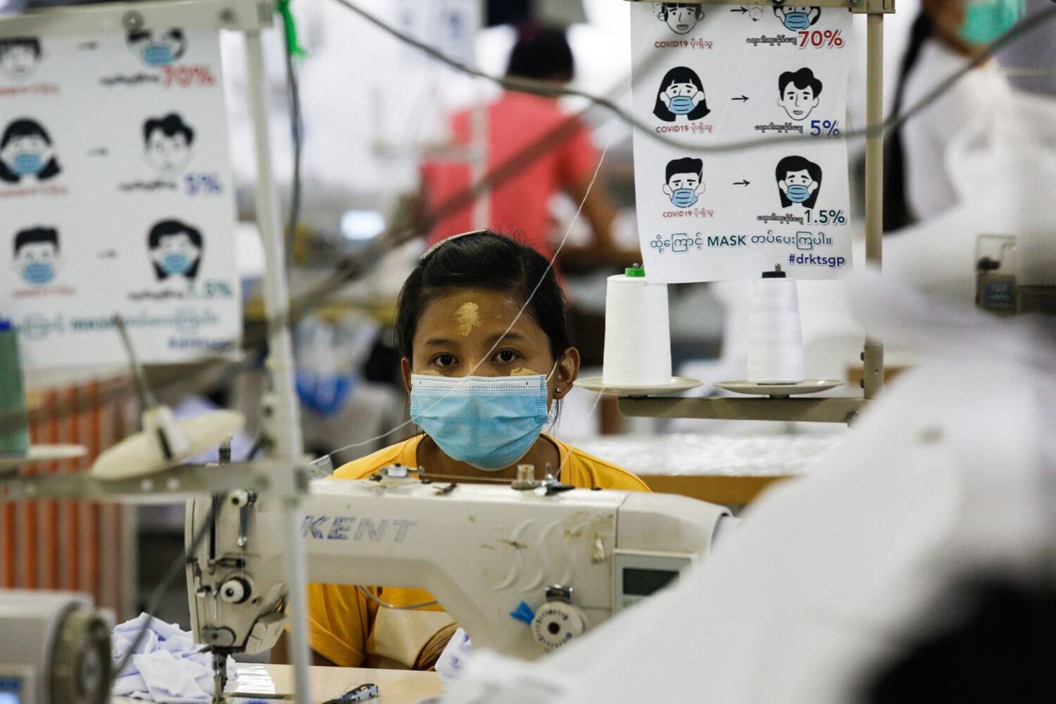 ၂ဝ၂ဝ မေလက တွေ့ရတဲ့ လှိုင်သာယာစက်မှုဇုန် အထည်ချုပ်စက်ရုံတစ်ရုံအတွင်းမှ အလုပ်ခွင်မြင်ကွင်း။
