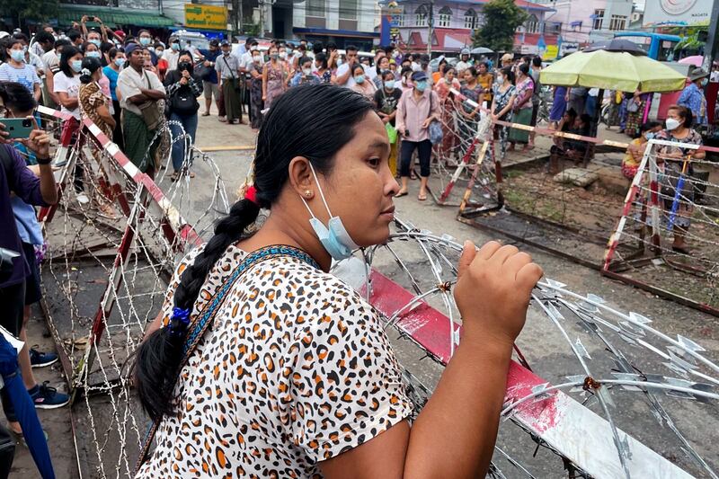 အင်းစိန်အကျဉ်းထောင်ရှေ့တွင် စောင့်ဆိုင်းနေသည့် မိသားစုဝင်များ။ (Photo: RFA)