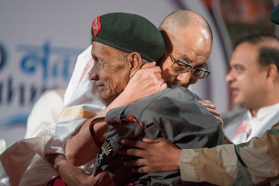 ༧གོང་ས་མཆོག་གིས་མི་ལོ་༥༨་སྔོན་སྐུ་ཉིད་ཕེབས་སྐྱེལ་དང་སྐུ་སྲུང་གནང་མཁན་རྒྱ་གར་གྱི་མཐའ་མཚམས་ཀྱི་དམག་མི་ཞིག་དང་མཇལ་འཕྲད་གནང་སྐབས། ༢༠༡༧།༤།༢