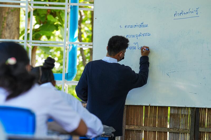 မဲဆောက်မြို့ "သုခဟံသာကျောင်း" တွင် စာသင်ကြားပေးနေသည့် မြန်မာကျောင်းဆရာတစ်ဦးကို တွေ့ရစဉ်။ (Photo: Suntorn Chongcharoen/BenarNews)