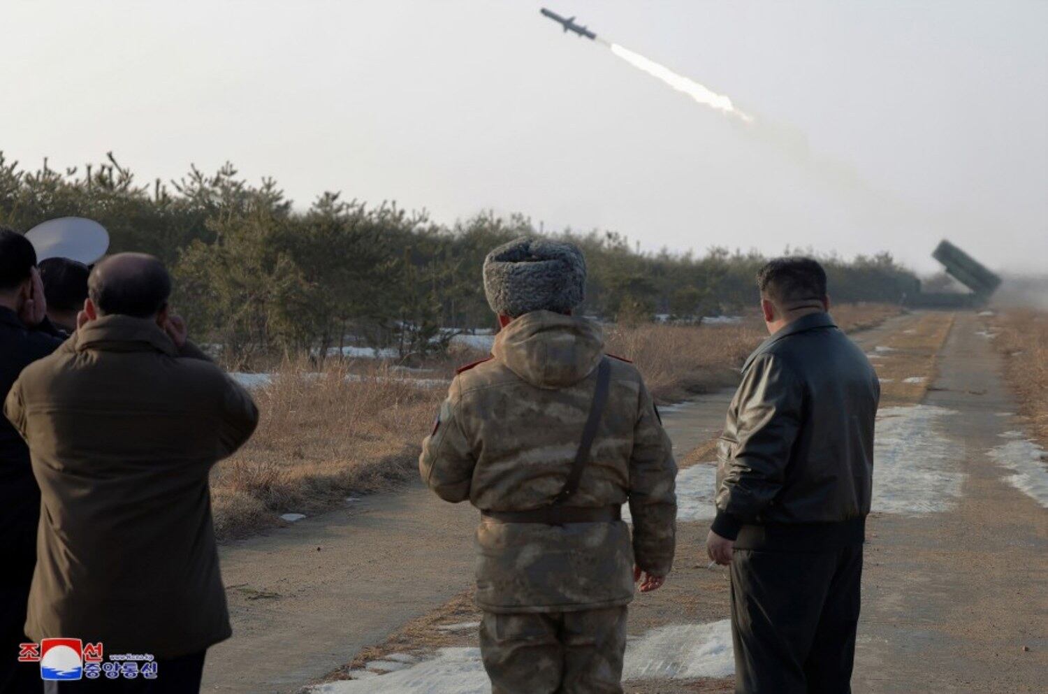 김정은 국무위원장이 지난 14일 새로 개발한 지상대해상 미사일 시험발사를 참관하고 있다.