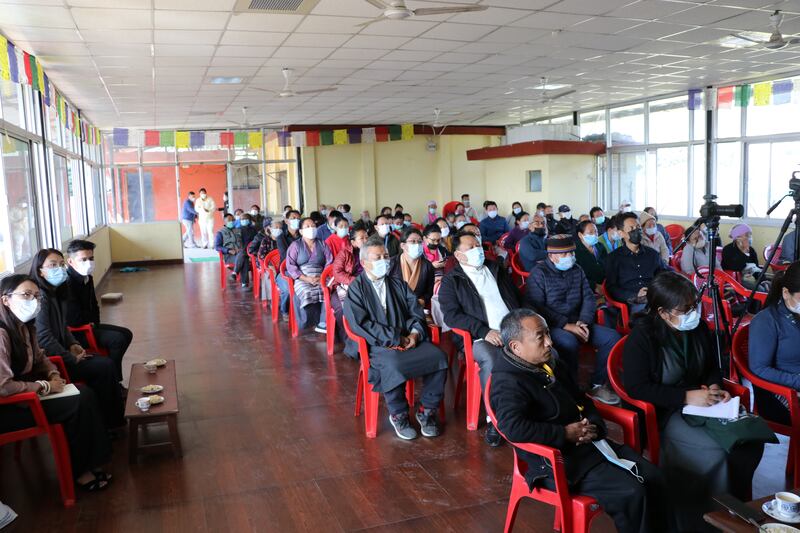 T113021KCLP སྲིད་སྐྱོང་མཆོག་གིས་མི་མང་ལ་གསུང་བཤད་གནང་བཞིན་པ།. .JPG